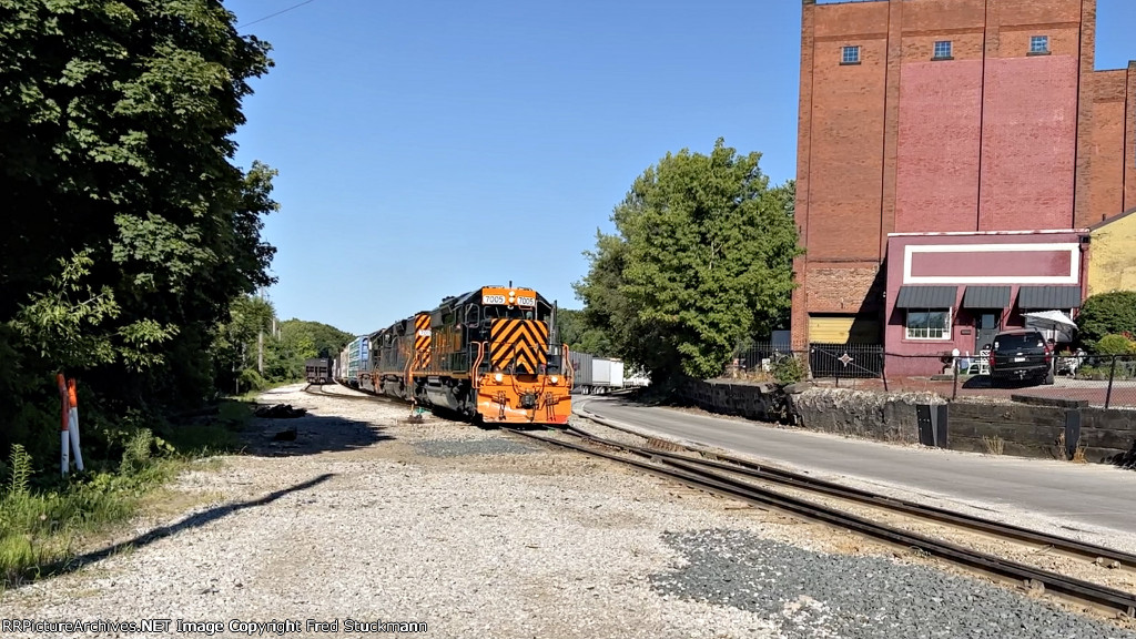 WE 7005 leads train 291 at Summit St.